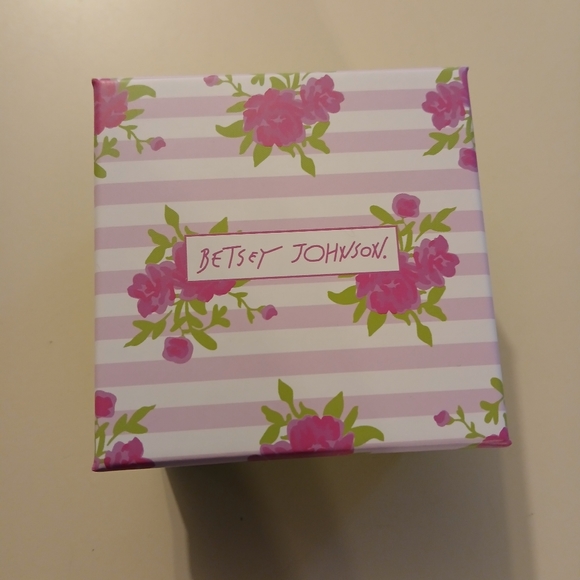 NIB Betsey Johnson Flower Earrings - Picture 2 of 4